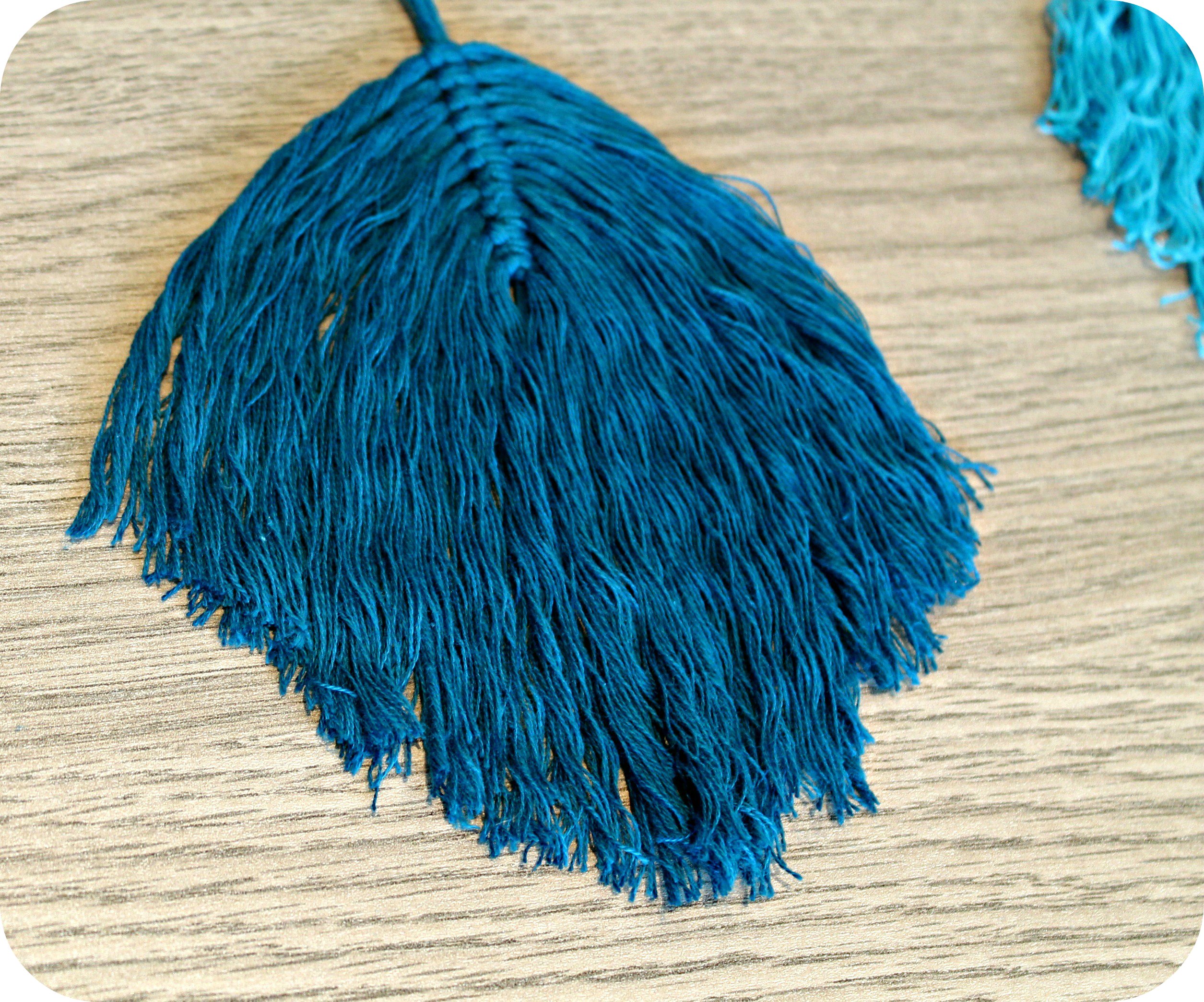 Macrame Feathers Plumes Macramé - The Funky Fresh Project