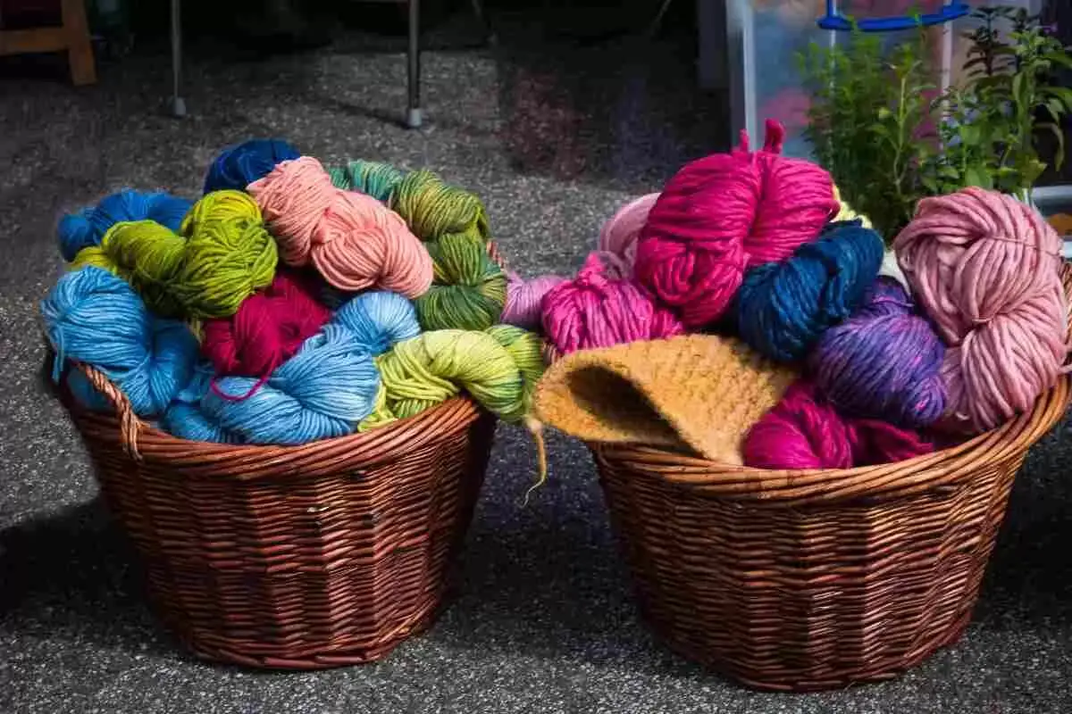 des laines stockées en panier